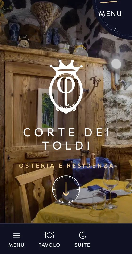 La soglia del sito della Corte dei Toldi sul telefono: il marchio sopra una tavola apparecchiata negli avvolti.